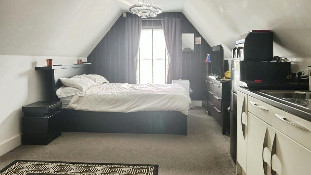 EweMove Estate Agents Basingstoke - Rockbourne Roa