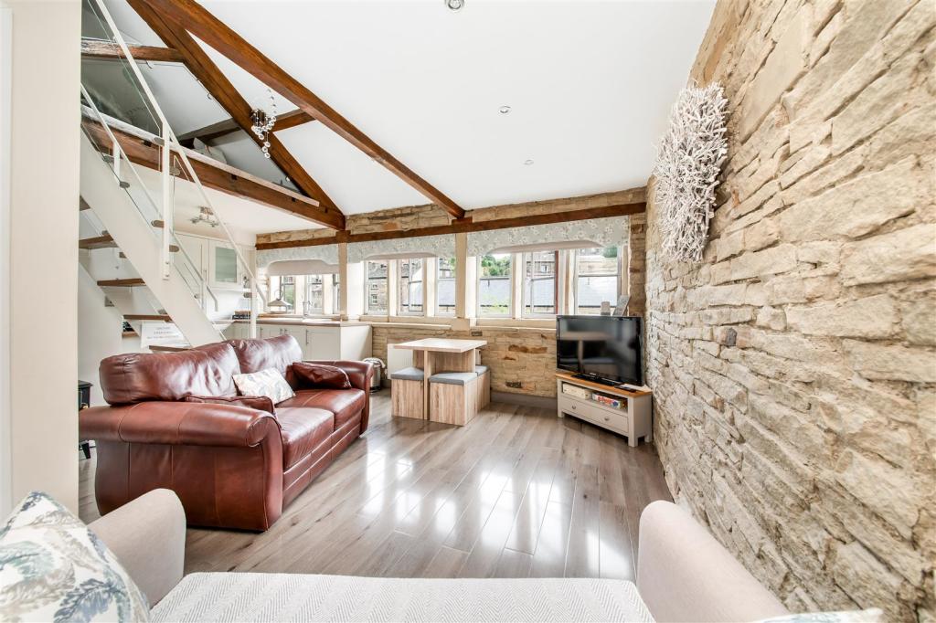 OPEN-PLAN LIVING/DINING/KITCHEN