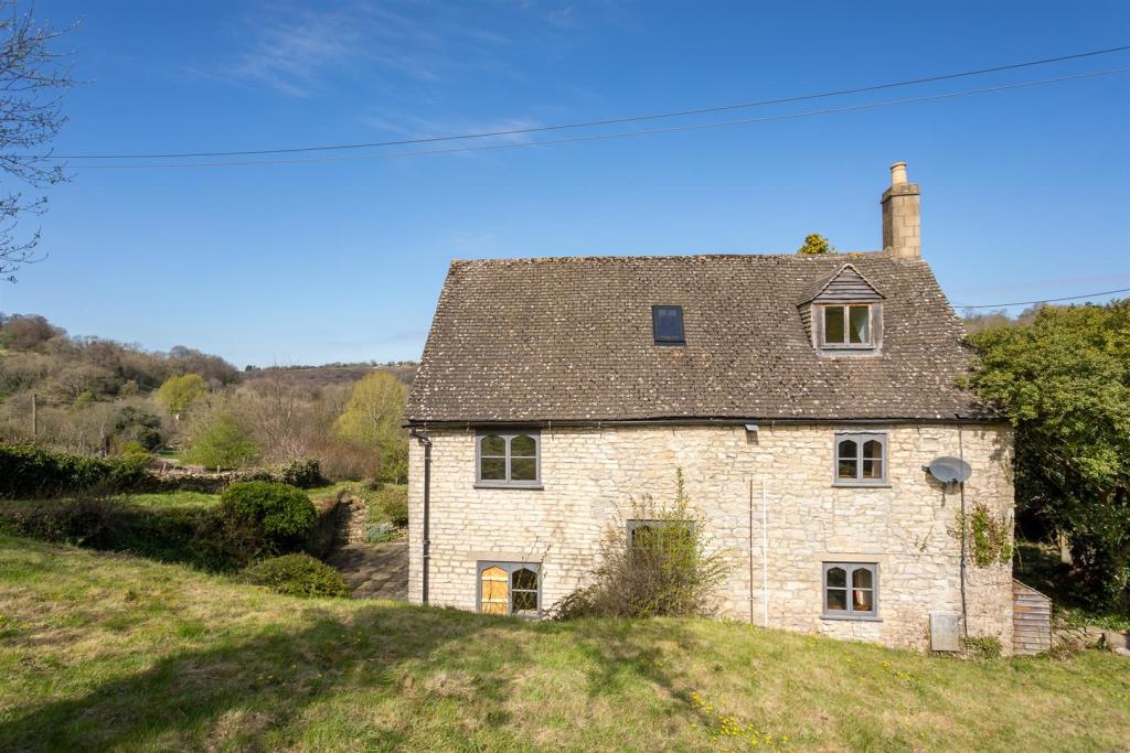 19 - Christmas Cottage - GL6 8JG - Web.jpg