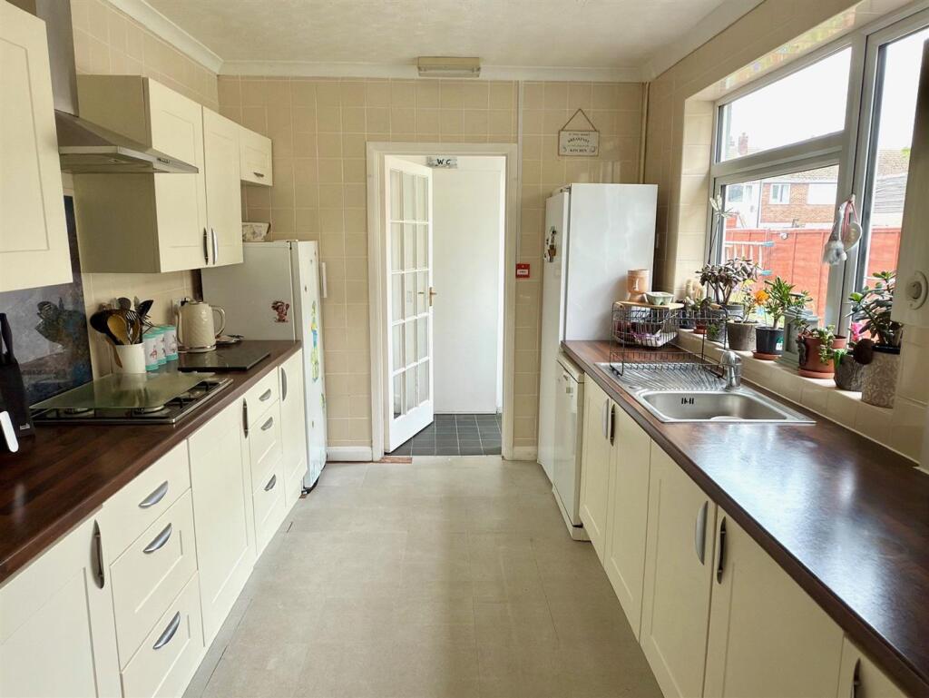 Kitchen 1.jpg