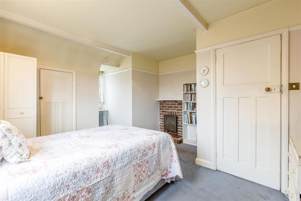 West Cottage, 50 Parvis Road, Byfleet, KT14 7EH - 