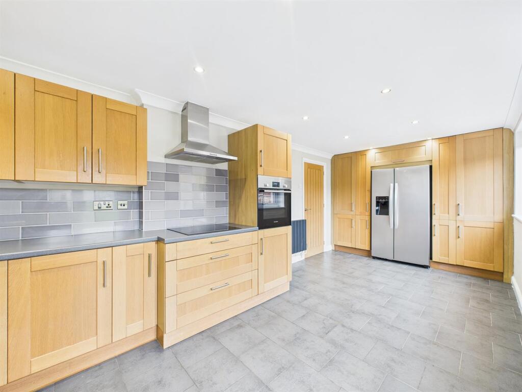 Kitchen 2.jpg