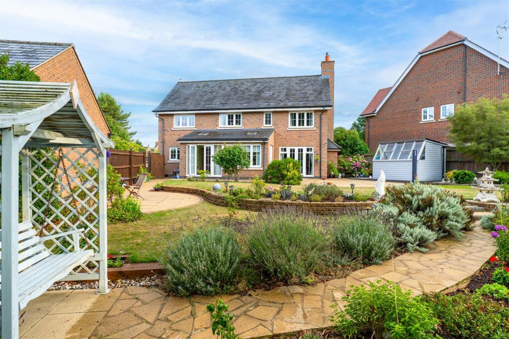 43 Meadow Ln, Newmarket--9.jpg