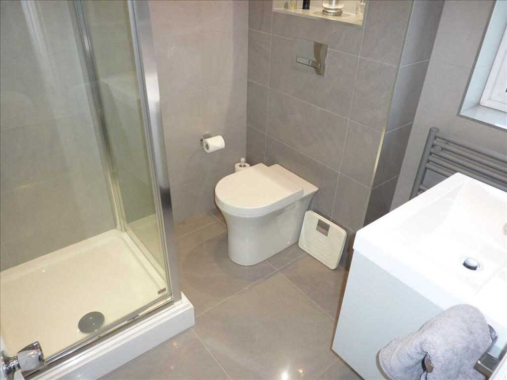 EN-SUITE SHOWER ROOM
