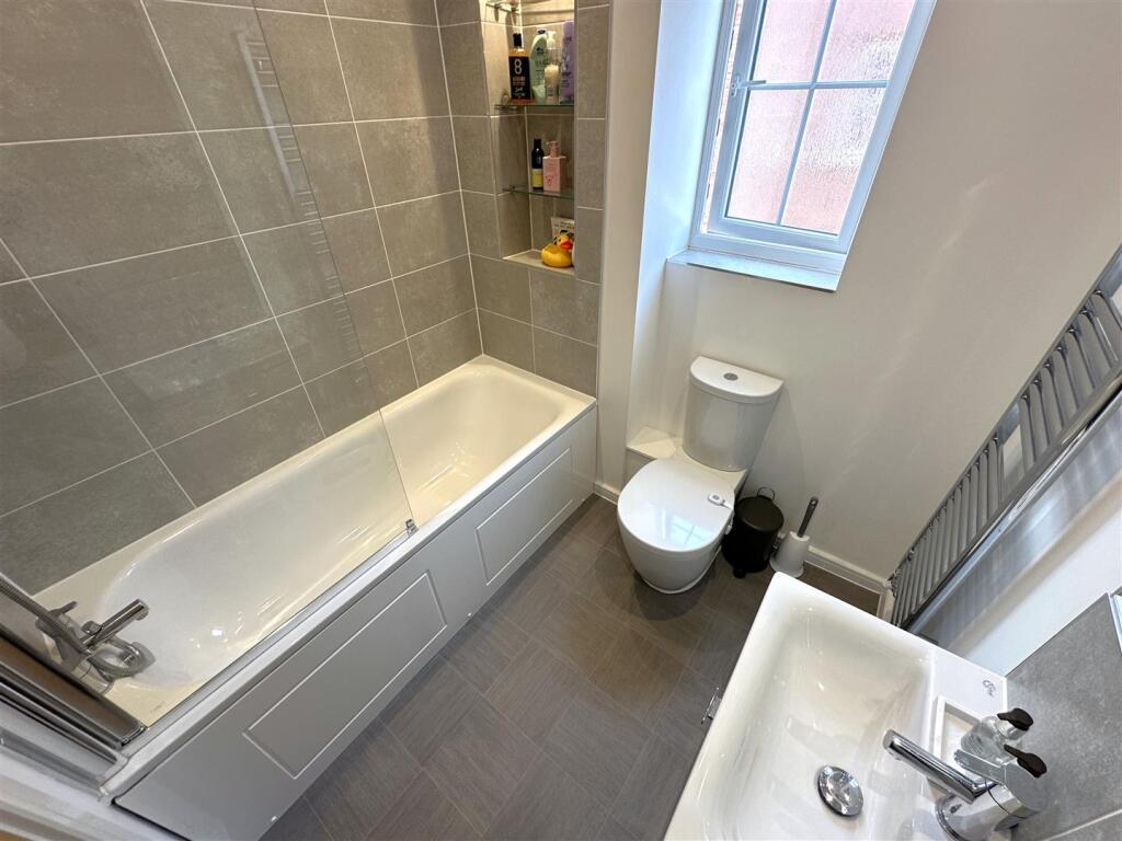 Family Bathroom 256