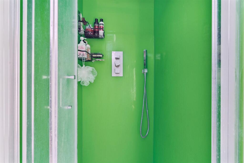 Flat C 5 Oxford Ave SW20 bathroom 2.jpg