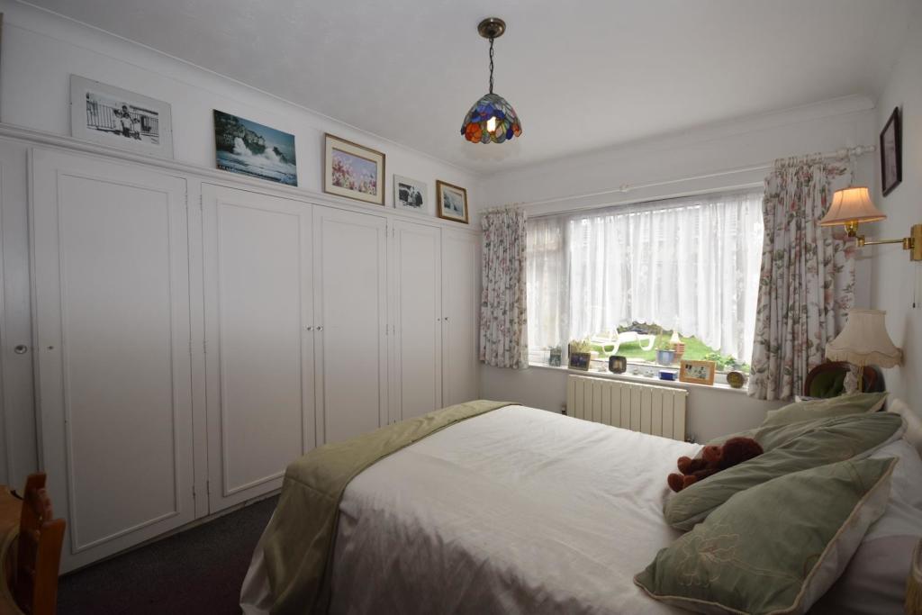 BEDROOM 1.JPG