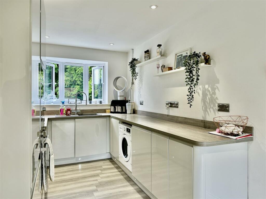 LOUNGE/KITCHEN