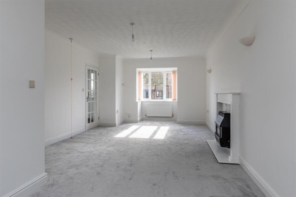 Courville Close, Alveston Living Room 2.jpg