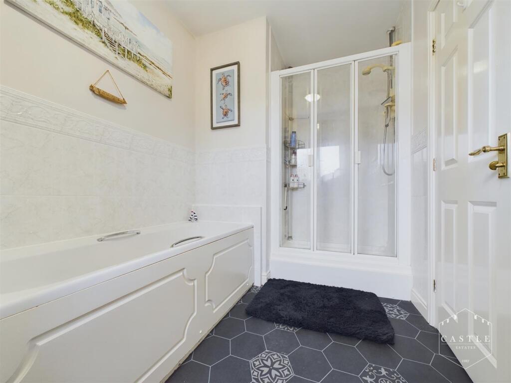 ENSUITE BATHROOM