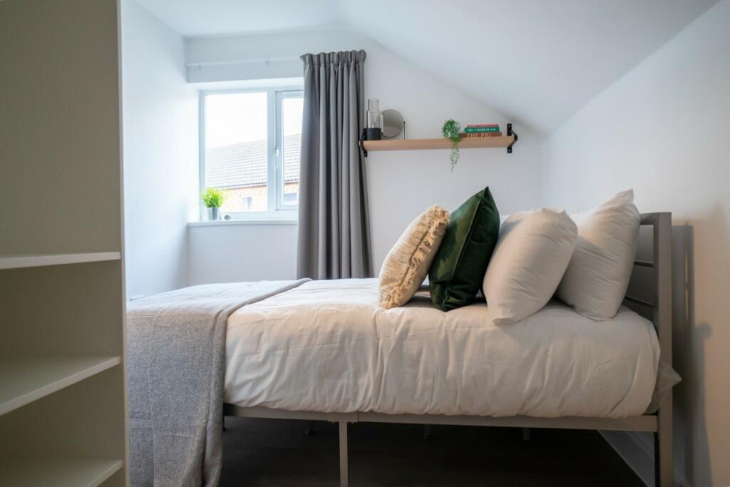 A bright and well-maintained double bedroom fea...