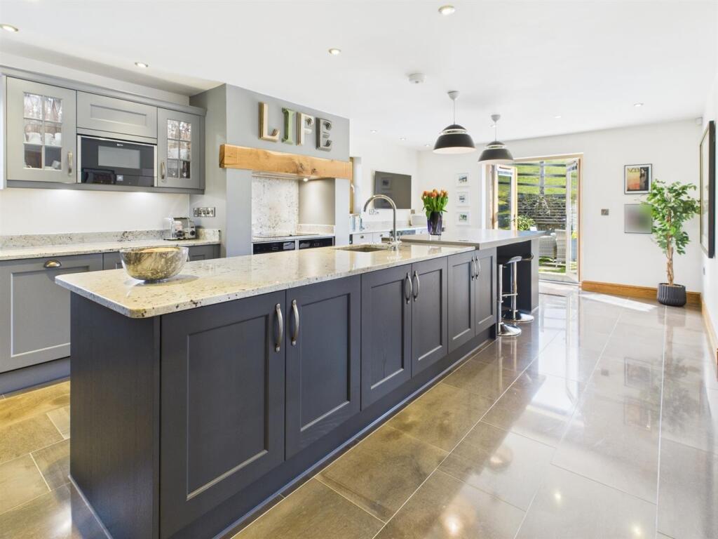 KITCHEN/BREAKFAST ROOM