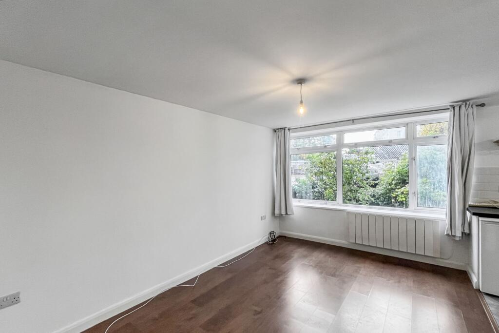 3 The Sheraton, St Marks Hill, Surbiton, KT6 4PY