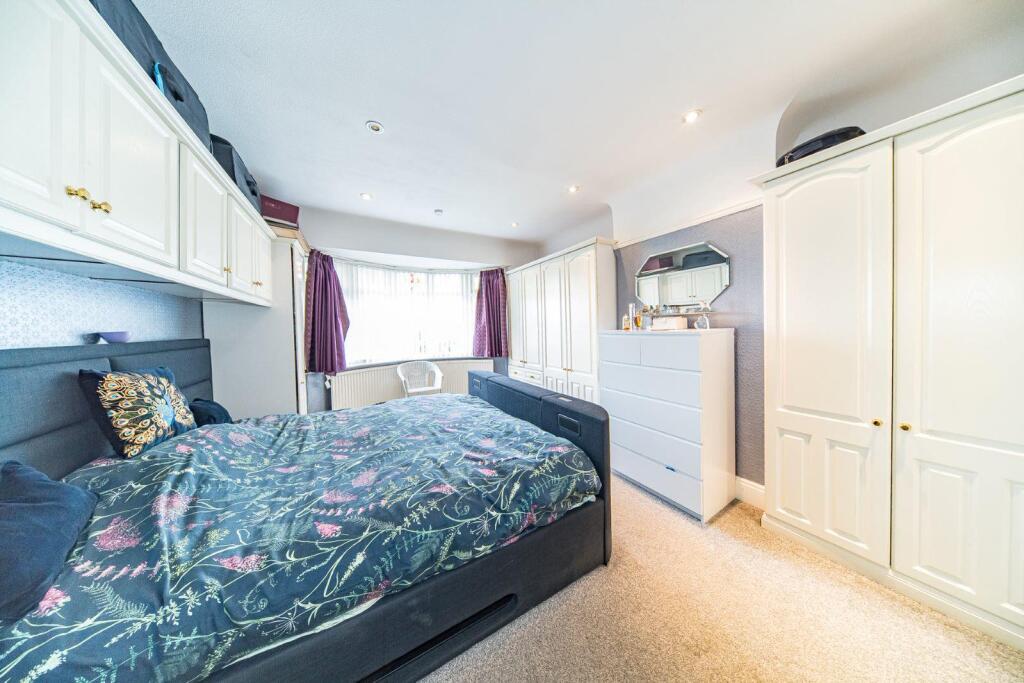 8 Albany Ave bedroom 1.jpg