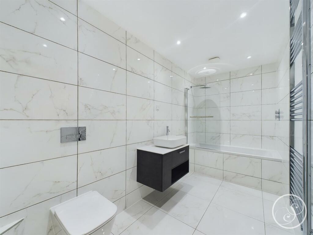 En-Suite Bathroom