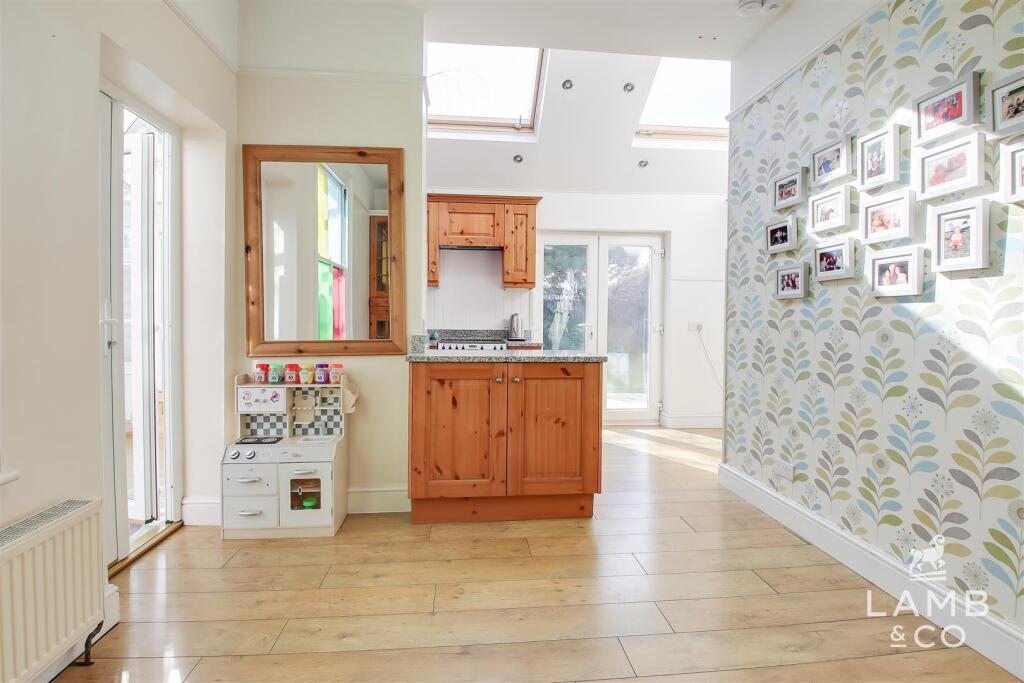 KITCHEN/BREAKFAST ROOM