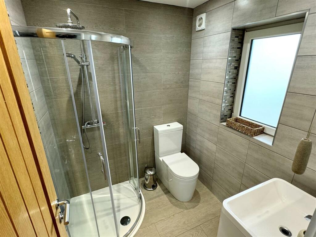 4 High Atlantic Shower Room