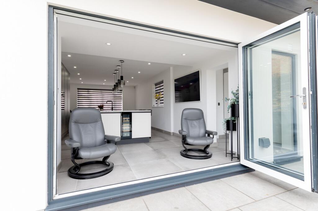 OPEN PLAN KITCHEN AND DINING ROOM