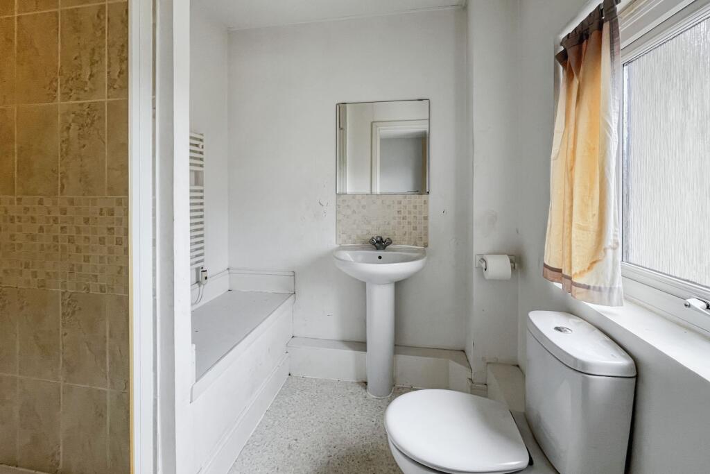 40 Reynolds Avenue, Redhill, Surrey, RH1 1TJ