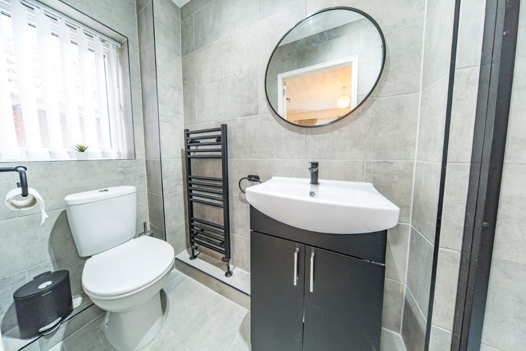 37 CAldywood en suite.jpg