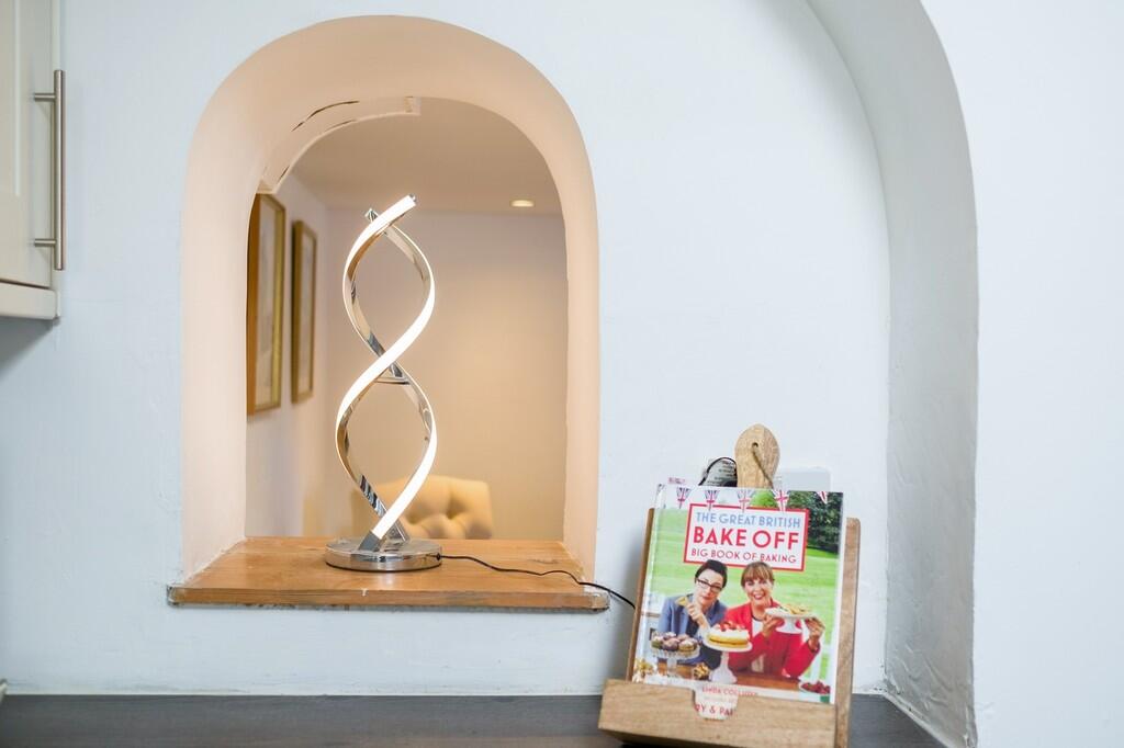 1440px-Cavell Cot...