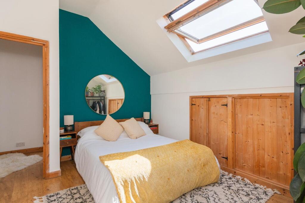 1S5L1CM - Bedroom E.jpg