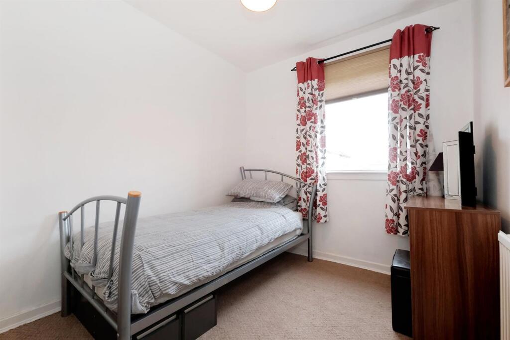 09 - Bedroom 2.jpg