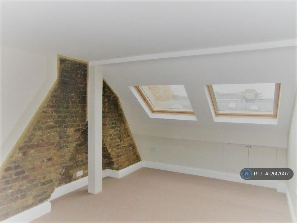 Loft En-Suite Bedroom 17' x 11'