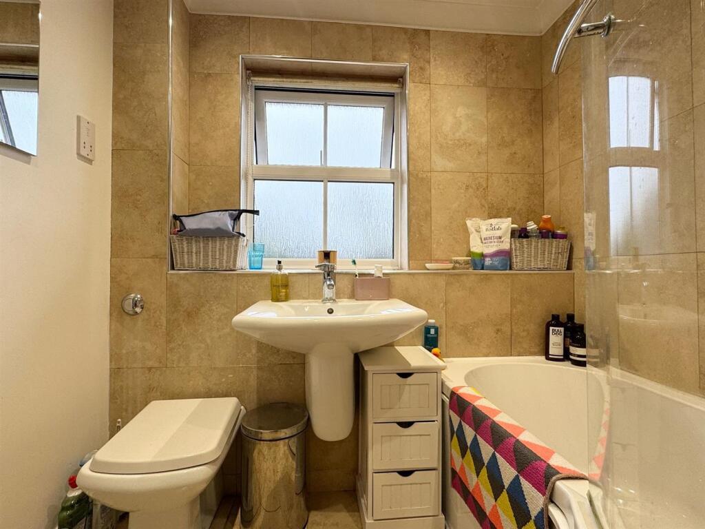 Family bathroom 2.jpg