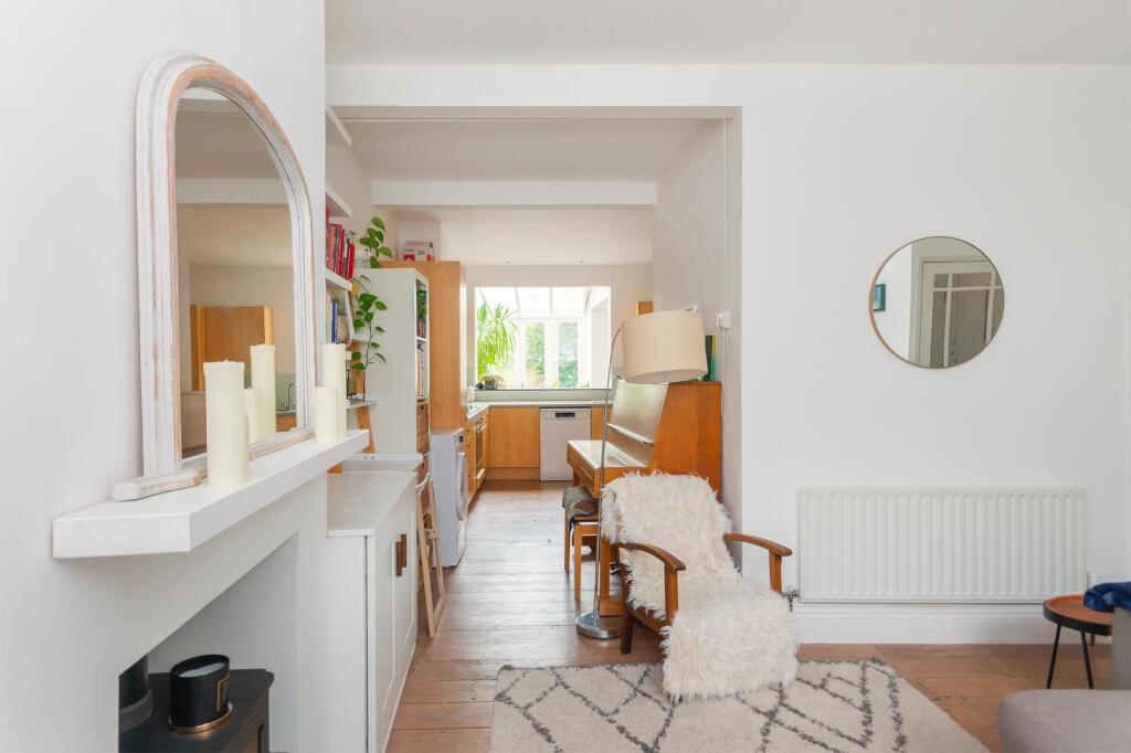 ECARRETTESREMOS5 - Living Room B.jpg