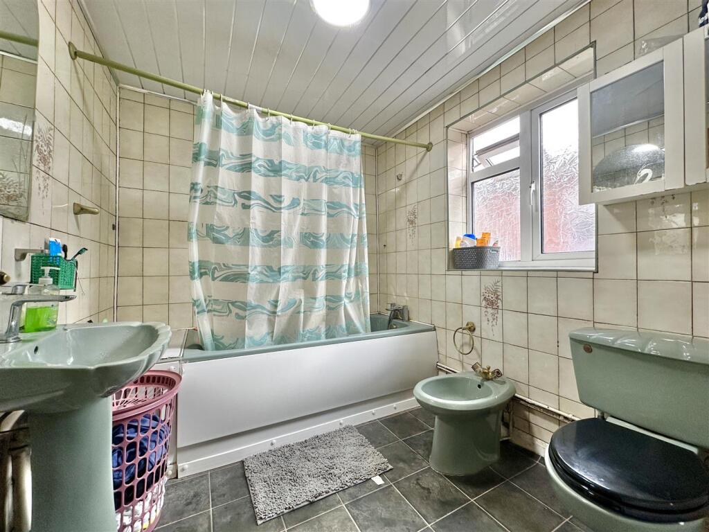 FAMILY BATHROOM