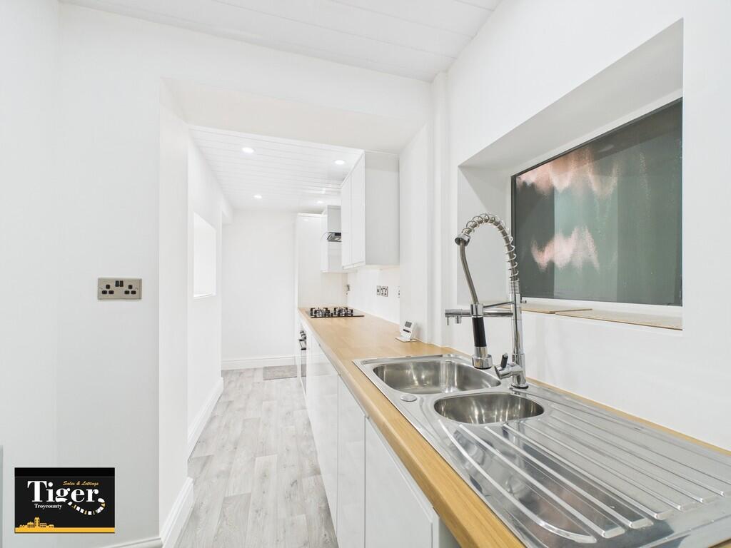 CAM02176G0-PR0527...