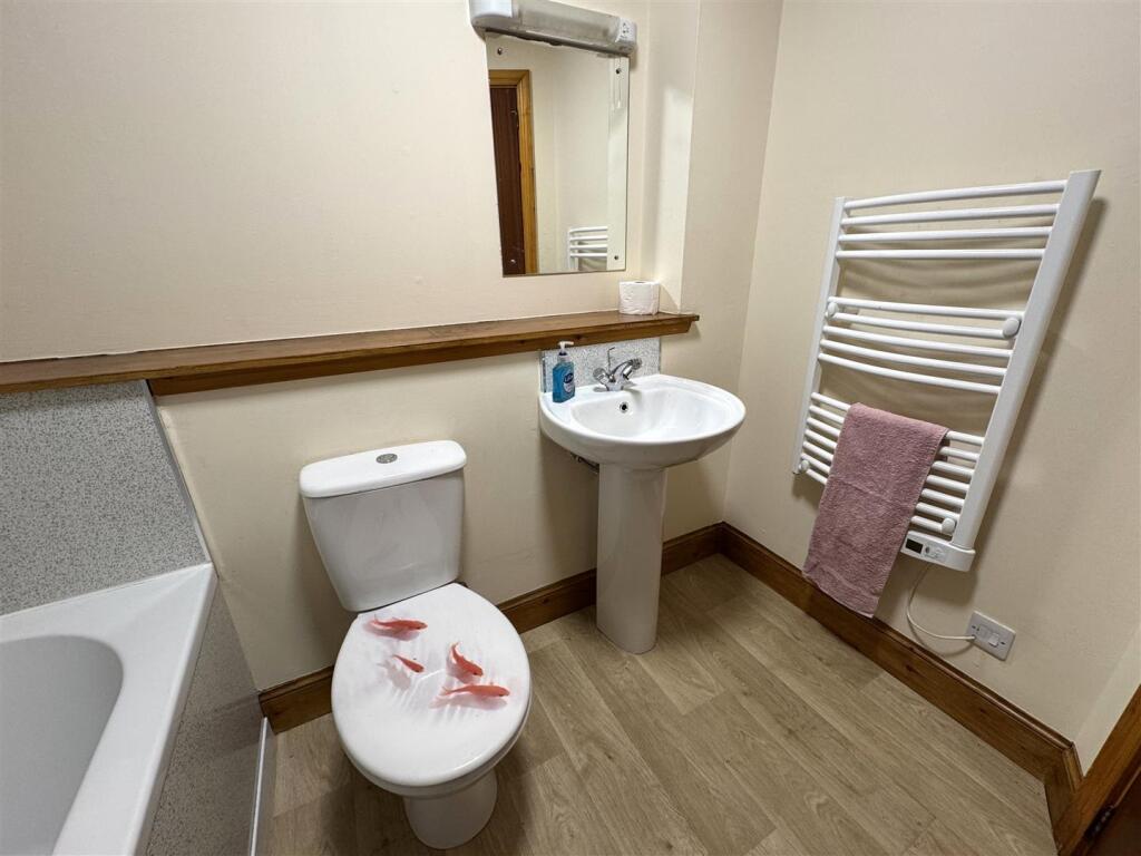 BATHROOM 12.JPG