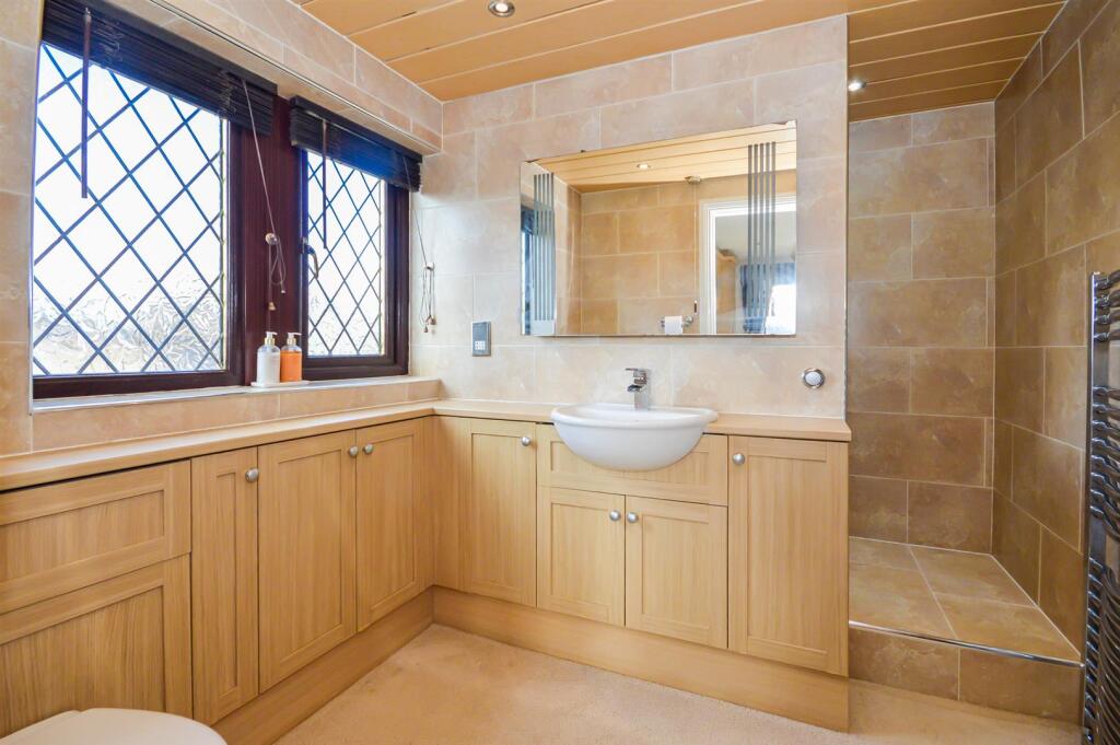 EN SUITE SHOWER ROOM