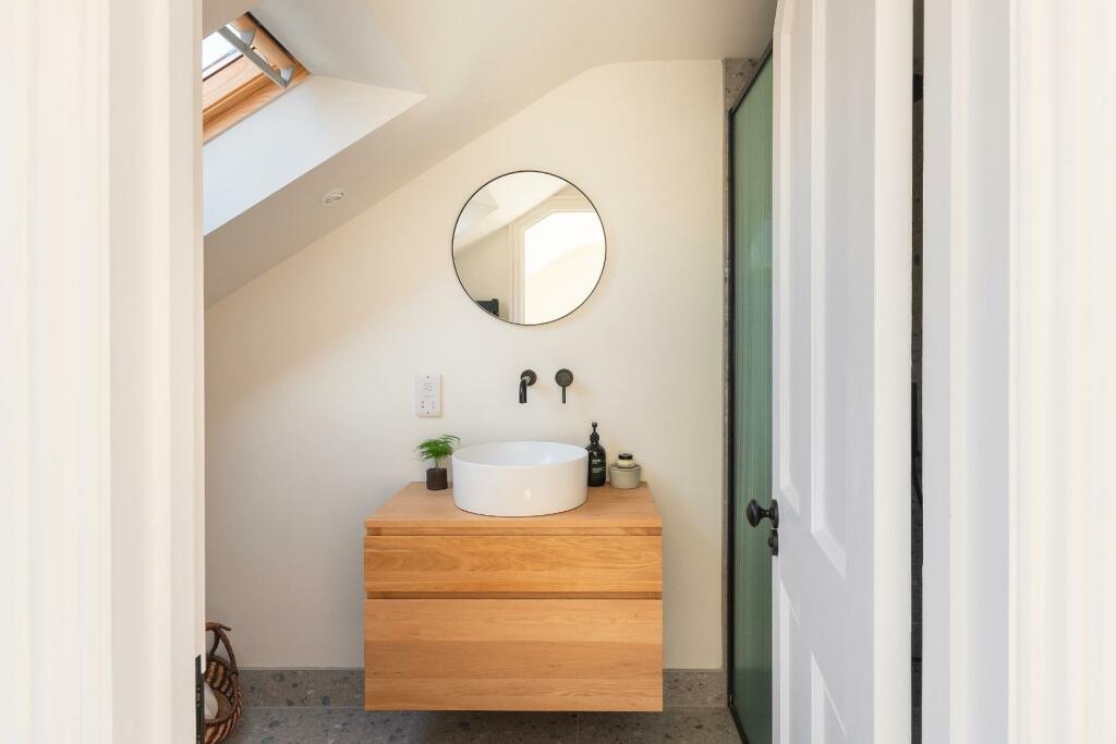 0D9RBR - Ensuite C.jpg