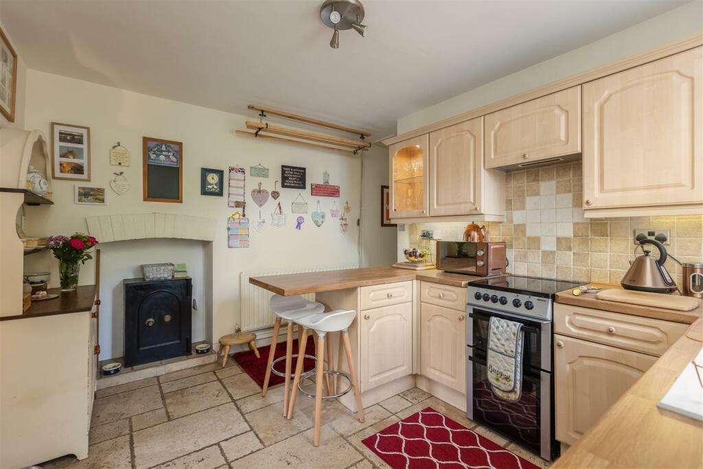 Undercliffe 23 Kitchen-4.jpg