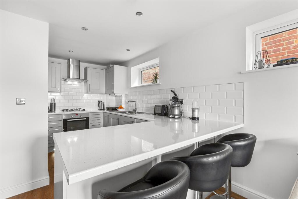 Flat 2, 77 London Road, HP11 1BN-2.jpg