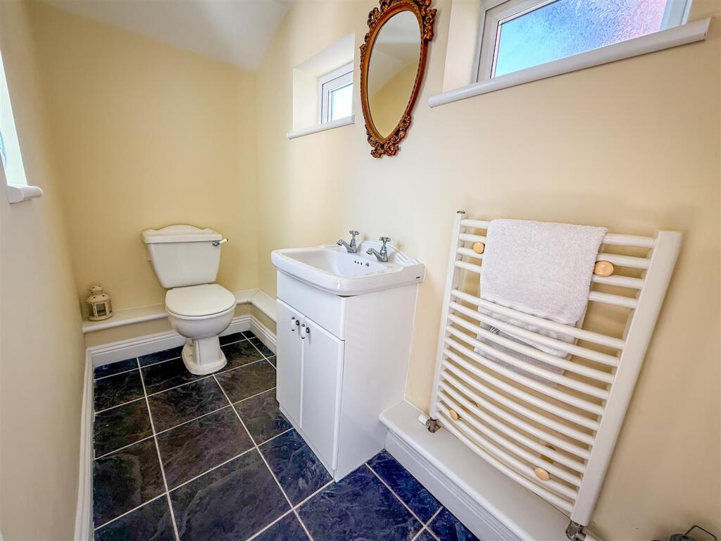 GROUND FLOOR CLOAKROOM