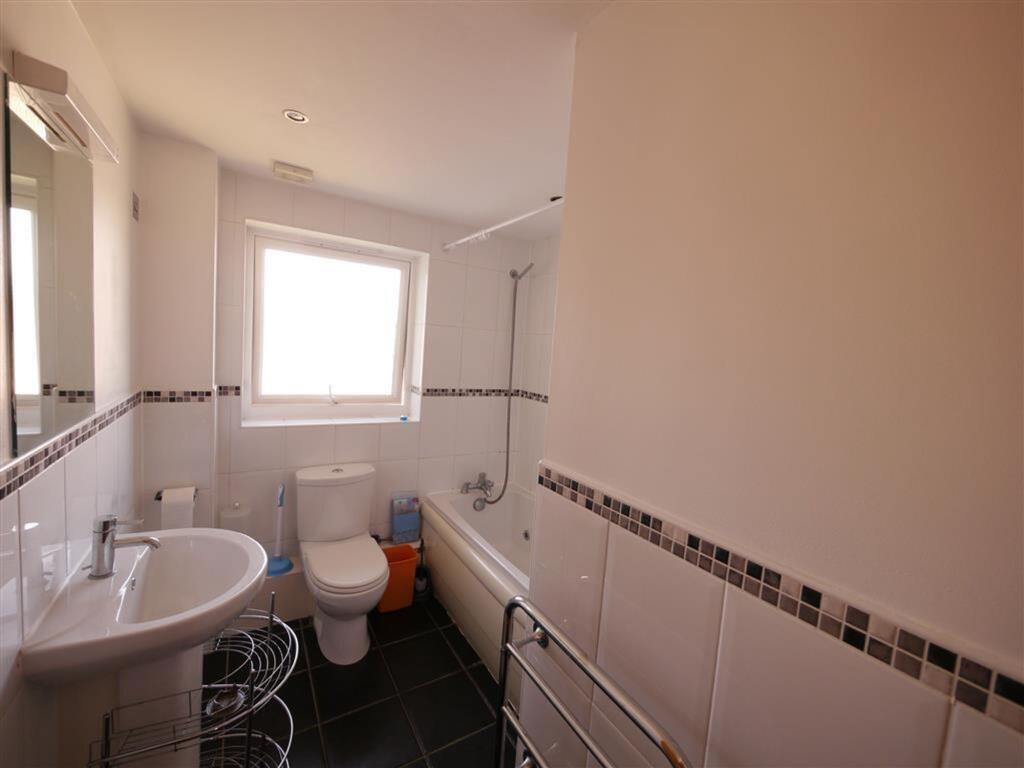 Bright and clean bathroom suite featuring a ful...