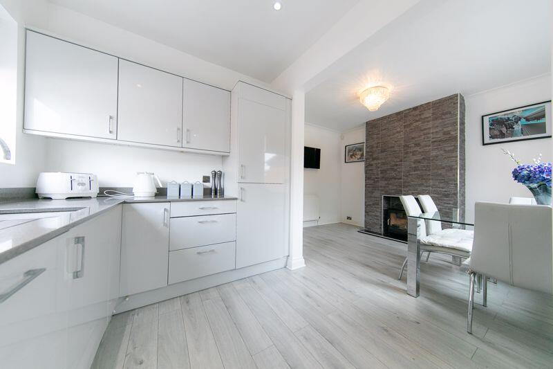 Kitchen &amp; dining room