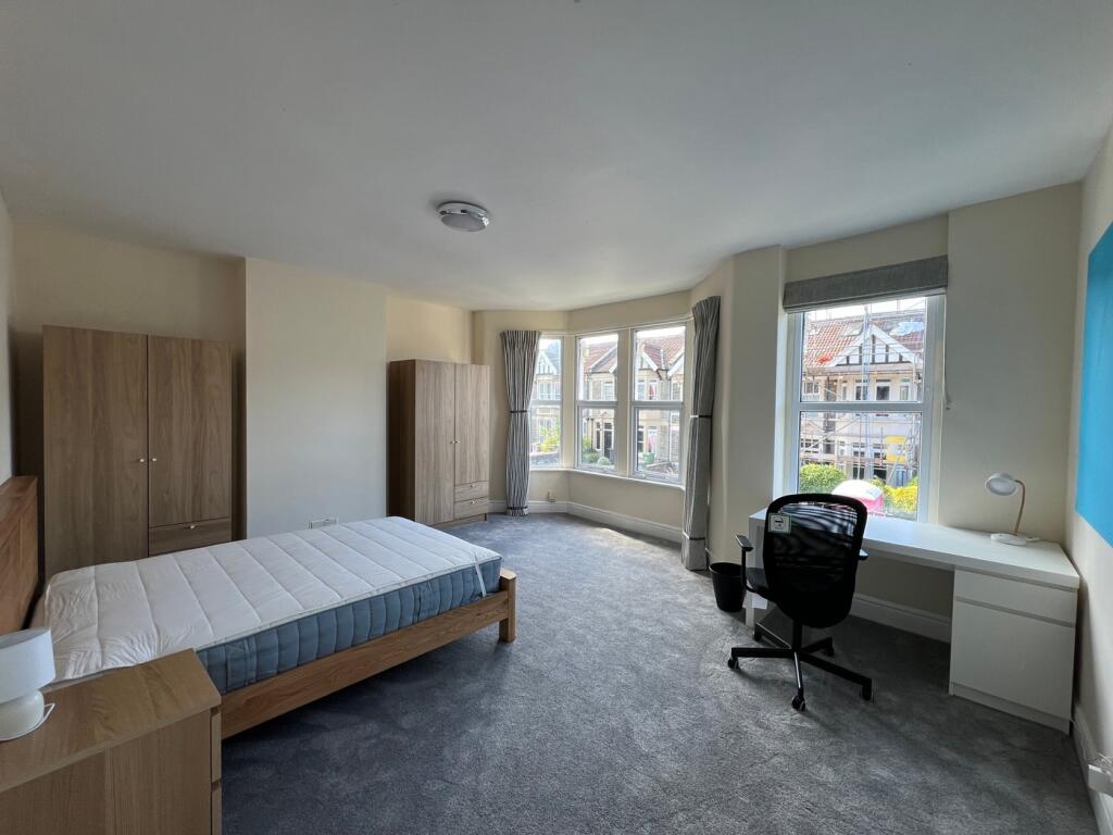 A spacious and well-lit large double bedroom fe...