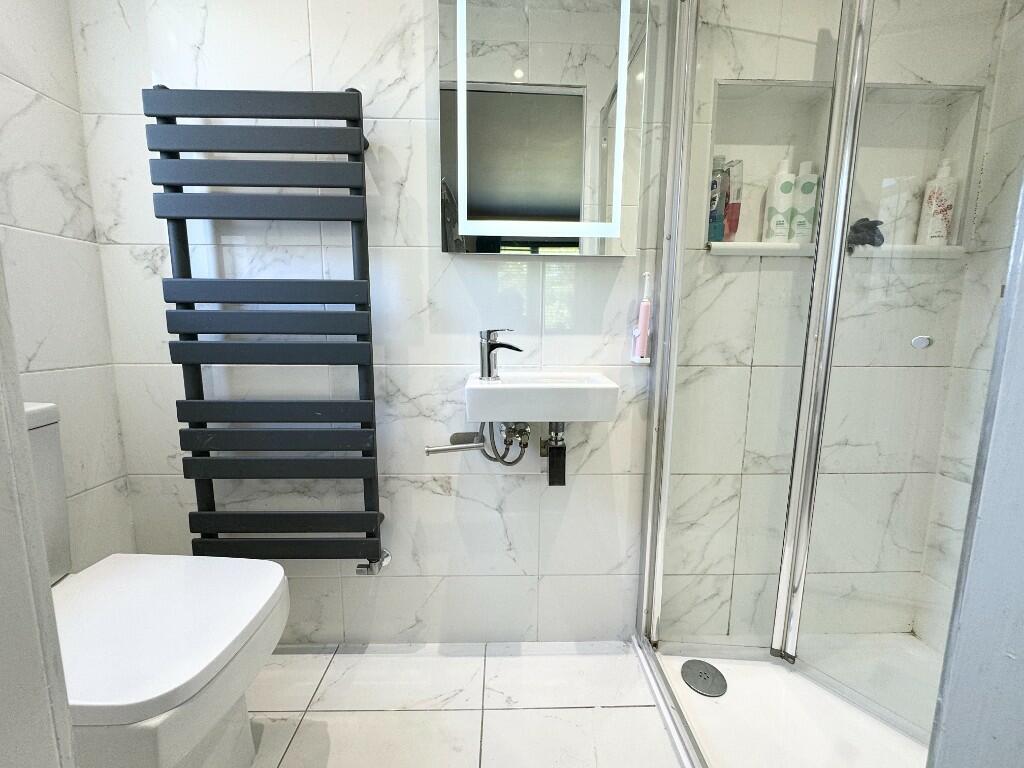 EN-SUITE BATHROOM