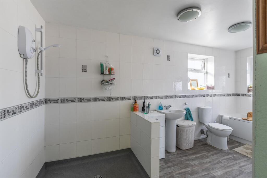 Wet Room/Bathroom
