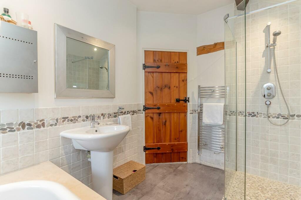 Bathroom - B.jpg