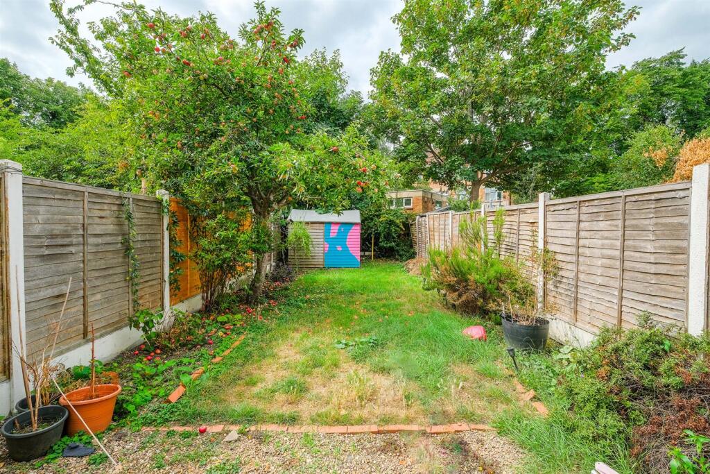 Flat 1, 85 Fairlop Road-11_web.jpg