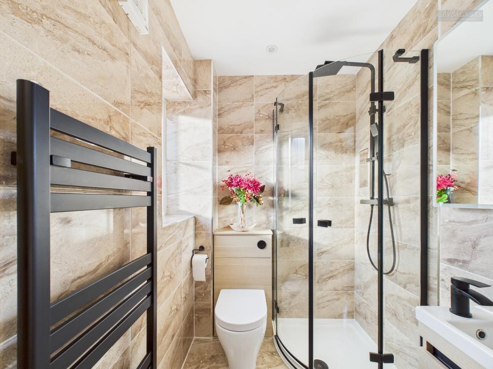 En-Suite To Master Bedroom