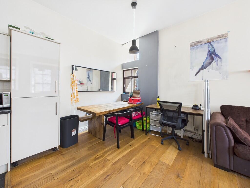 CAM03974G0-PR0198...