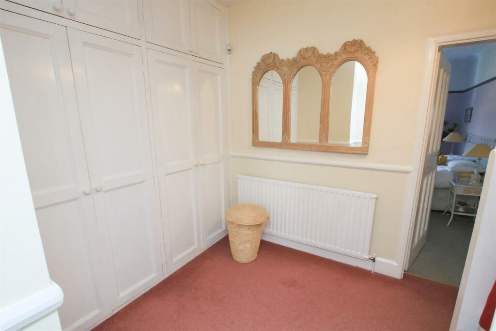 FIRST FLOOR LANDING