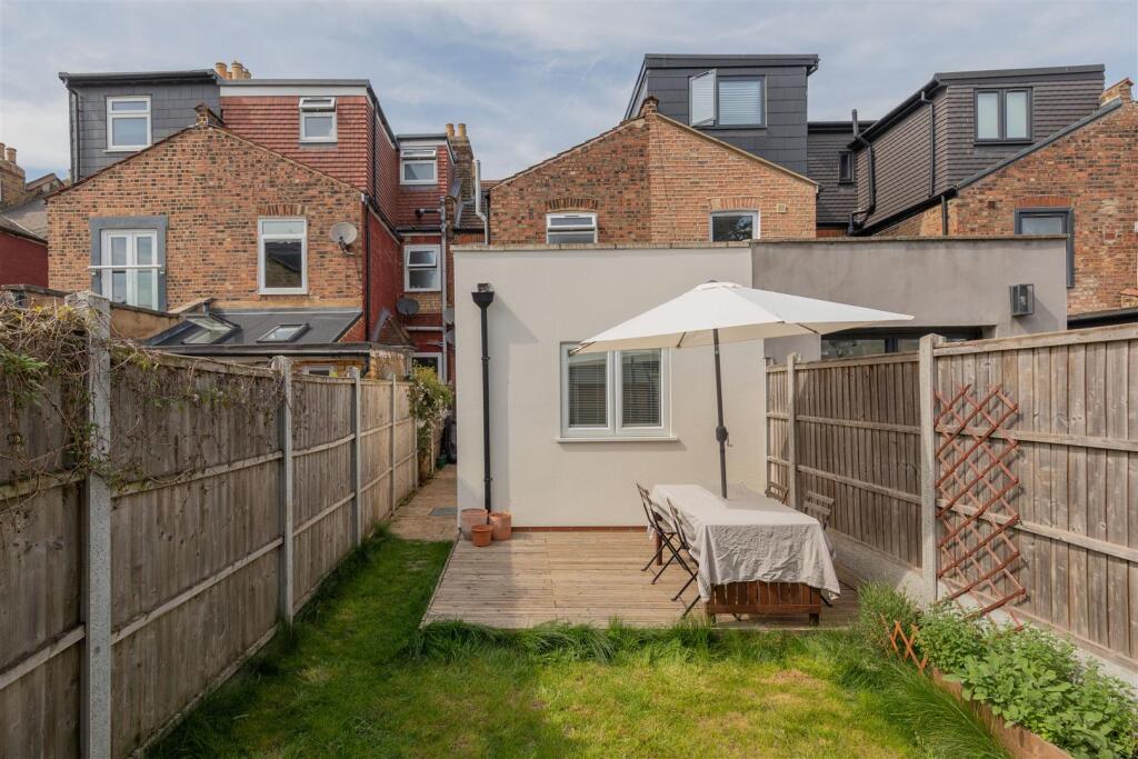 Farmilo Road, E17