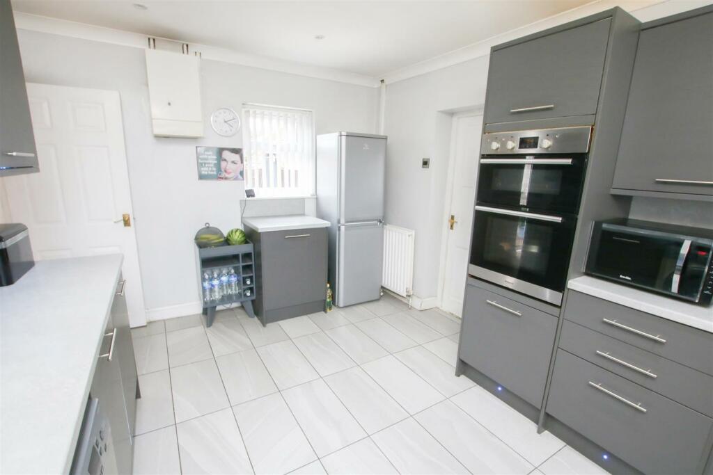 FITTED KITCHEN